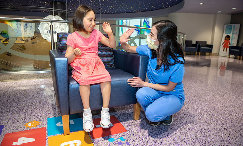 Video sobre seguridad con un asiento elevado: Children's Hospital